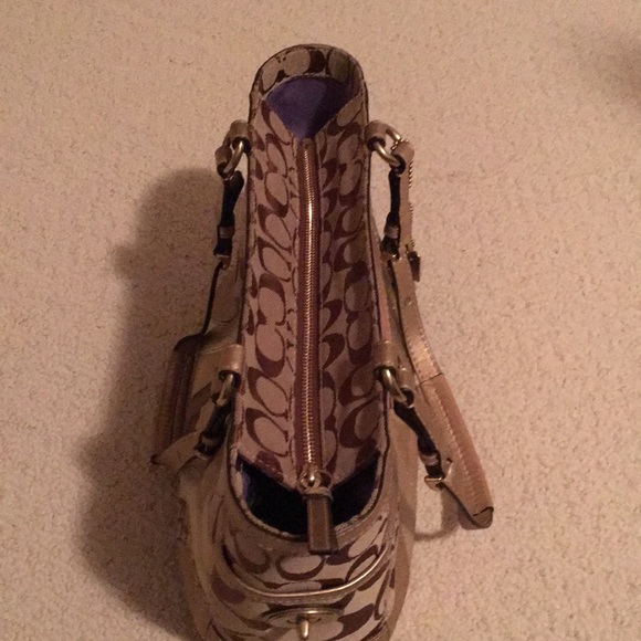 A patched Coach tote bag in gold color. - Picture 11 of 12